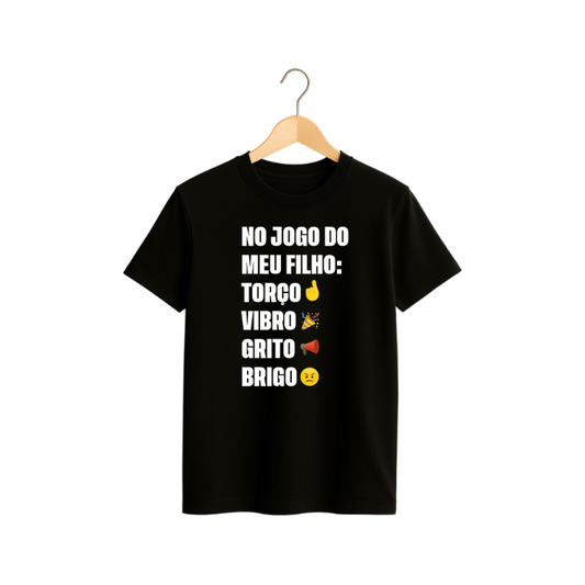 Camiseta “No Jogo do Meu Filho Eu…” – Paixão de arquibancada em cada detalhe!
