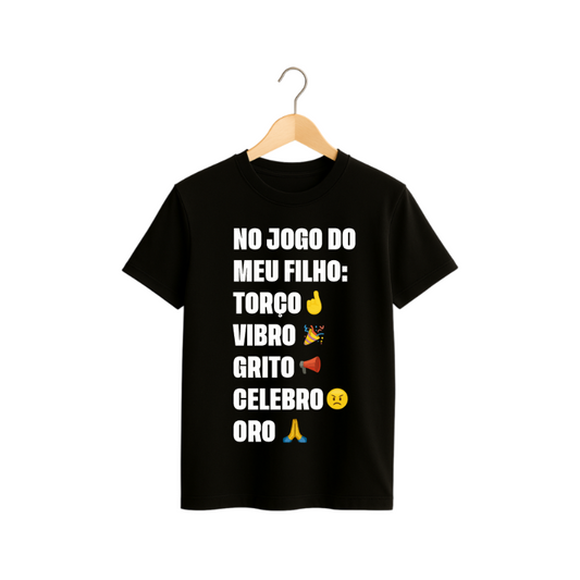 Camiseta “No Jogo do Meu Filho Eu…” – Orgulho estampado em cada detalhe!